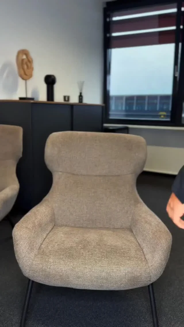 Viele verwechseln’s – dabei ist es ein Riesenunterschied:
Eigenheim ≠ Kapitalanlage.

Wer selbst drin wohnt, will schnell tilgen, wenig Zinsen zahlen und irgendwann schuldenfrei sein.
Aber bei einer Kapitalanlage hebeln wir Geld.
Zinsen? Können höher sein – denn:
Wir schreiben sie steuerlich ab.

Und nach 10 Jahren?
Steuerfrei verkaufen.
Oder einfach weiterlaufen lassen – Miete kassieren, Wertzuwachs mitnehmen.

Das Einzige, was beide gemeinsam haben?
Die Inflation.
Egal ob Eigenheim oder Mietobjekt –
sie frisst den Kredit weg, nicht dein Geld.

Und jetzt kommt’s:
Sinkende Zinsen = steigende Preise.
Wer jetzt clever einkauft, profitiert morgen doppelt.

Willst du wissen, wie das auch mit wenig Eigenkapital geht?
Dann schreib uns „Hebel“ in die Kommentare oder per DM.