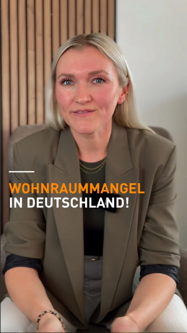 Wohnraummangel in Deutschland – und du glaubst, die Politik regelt das?
Falsch gedacht.

700.000 Neubauwohnungen fehlen jährlich.
30 % Mietanstieg in nur fünf Jahren.
Baukosten explodieren.
Regulierung lähmt – statt zu lösen.

Wer profitiert?
Nicht die Mieter. Nicht die Politik.
Sondern Investoren.

Denn:
Mehr Nachfrage + Weniger Angebot = Steigende Mieten & steigende Werte.
Wer jetzt besitzt, verdient.
Wer wartet, verliert.
Die klügsten investieren in der Krise – nicht danach.

Nutze den Wohnraummangel.
Mach ihn zu deinem Vermögensmotor.

Schreib Mieten in die DMs und wir zeigen dir, wie du mit Immobilien startest.

#wohnwert #wohnraummangel #immobilieninvestor #kapitalanlage #vermögensaufbau #mietsteigerung #finanziellefreiheit #nebenbeiimmobilien #deutschlandkrise #immobilienkrise #steuernsparen #passiveseinkommen