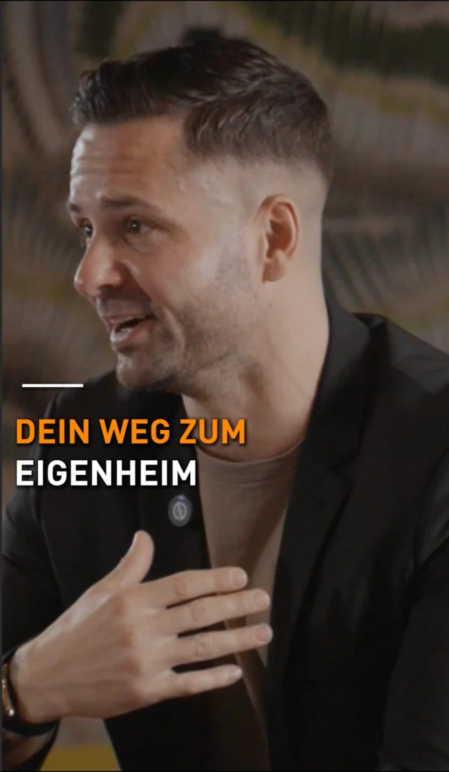 Das Eigenheim für 500.000 €?
Kostet heute 1 Million.Die Rate damals: 1.000 € im Monat.
Die Rate heute: 2.500 bis 3.000 € im Monat.Allein die Zinsen: 30.000 bis 40.000 € pro Jahr.
Für ein Haus, das dir steuerlich gar nichts bringt.Ich will deinen Traum nicht zerstören.
Ich will, dass du ihn dir leisten kannst.Und der smarteste Weg dahin ist dieser:Wer sich heute ein Eigenheim für 1 Million leisten kann, hat eine gute Bonität.
Mit genau dieser Bonität kannst du zuerst Kapitalanlagen kaufen.
Die Kapitalanlagen bringen Mieteinnahmen.
Die Mieteinnahmen finanzieren – teilweise – dein Eigenheim.Und am Ende hast du beides:
Das Eigenheim. Und das Vermögen dahinter.Nicht entweder oder.
Sondern die richtige Reihenfolge.👇 Kommentiere „START" – wir zeigen dir kostenlos, wie das mit deiner Situation konkret funktioniert.