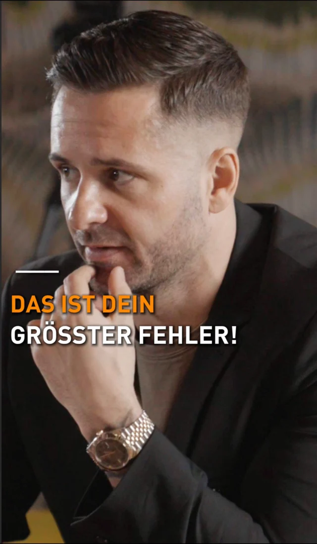 „Ich warte noch. Die Preise sinken bestimmt bald."

Ich höre diesen Satz seit Jahren.
Von denselben Menschen.Die Wohnung, auf die sie gewartet haben?
Stand 2020 bei 320.000 €.
Steht heute bei 500.000 €.Warten war die teuerste Entscheidung ihres Lebens.Immobilienpreise haben in den letzten Jahrzehnten genau eine Richtung gehabt.
Nach oben.Nicht jedes Jahr. Nicht linear.
Aber über Zeit? Immer.Und ich verstehe den Wunsch nach dem perfekten Deal.
Den perfekten Deal gibt es nicht.Was es gibt: den richtigen Zeitpunkt zu handeln.
Und der war gestern. Und er ist heute.

Der größte Fehler beim Immobilienkauf ist nicht die falsche Wohnung.
Es ist das Warten auf die richtige.👇 Kommentiere „START" – kostenlose Erstberatung, wir schauen gemeinsam was heute für dich möglich ist.