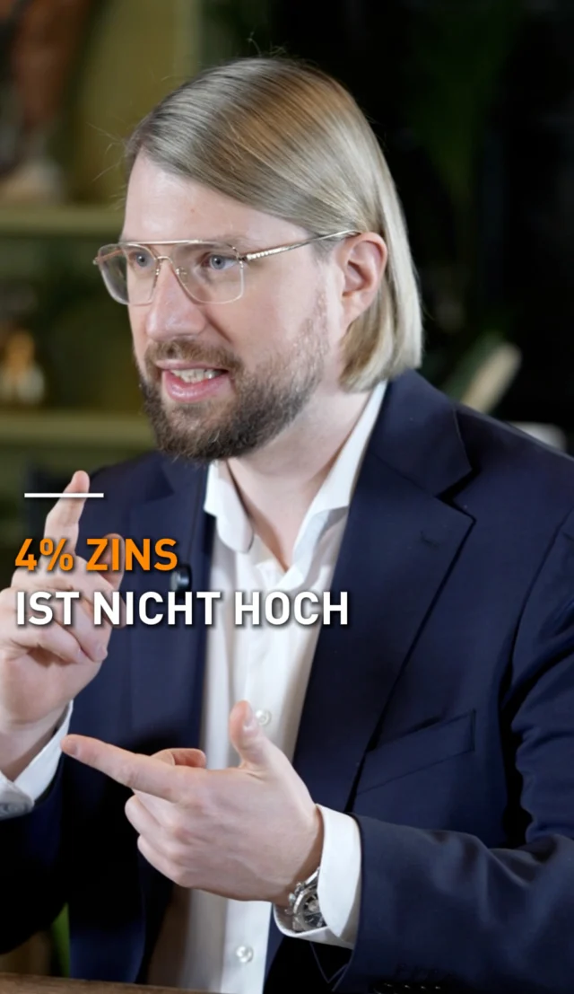„4% Zinsen? Viel zu hoch. Ich warte."
Kurze Geschichtsstunde:

Eure Eltern haben mit 8, 9, 10% finanziert.
Und trotzdem gekauft.
Und trotzdem Vermögen aufgebaut.Wir haben heute 4%.
Das ist kein hoher Zins.
Das ist ein mittlerer Zins – historisch betrachtet.Was wir erlebt haben: einen Schockzustand nach der Zinswende.
Verständlich. Menschlich. Aber vorübergehend.Die Preise? Deutschlandweit überwiegend Seitwärtsbewegung.
In guten Lagen sogar leichte Steigerungen.
Kein Crash. Keine Blase. Keine Panik nötig.Und jetzt kommt der Teil, den viele vergessen:Bei einer Kapitalanlage sind die Zinsen steuerlich absetzbar.
Du bekommst einen Teil davon direkt vom Finanzamt zurück.
4% Zinsen. Steuerlich absetzbar. Mieter zahlt mit.

Das ist kein Problem. Das ist eine Gelegenheit.👇 Kommentiere „START" – kostenlose Erstberatung, wir rechnen es gemeinsam durch.