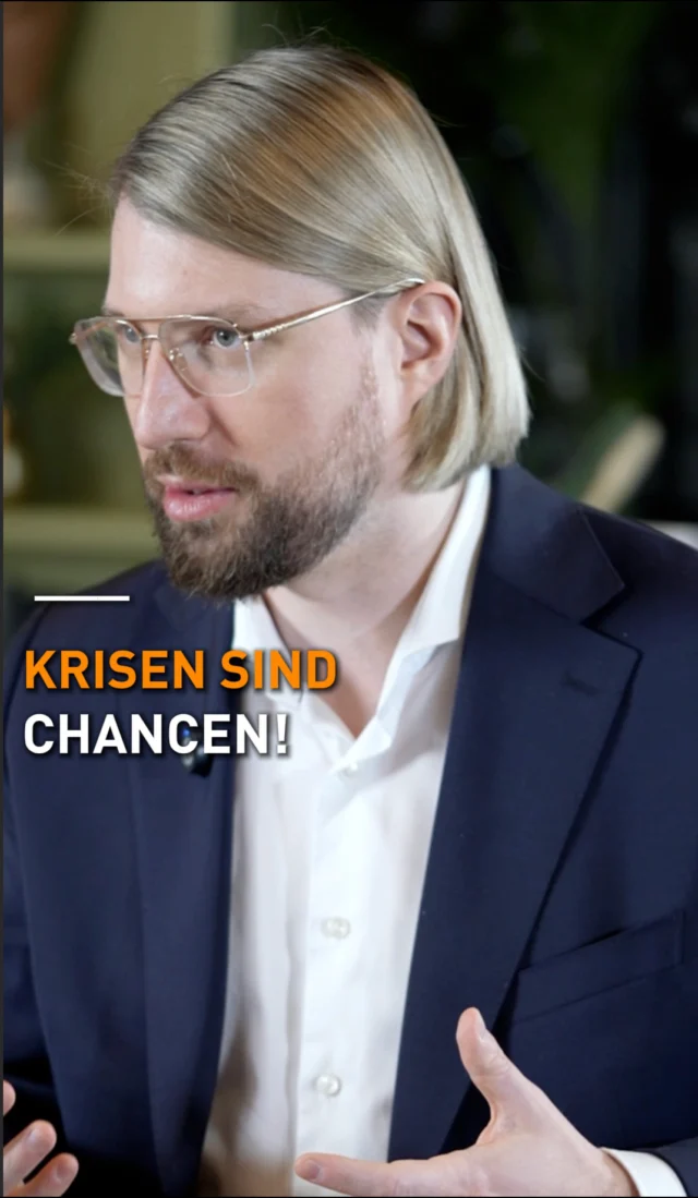 20 Jahre. Unzählige Krisen.
Eine Richtung bei Immobilienpreisen.

Wirtschaftskrise 2008 → Zinssenkungen → Immobilienpreise explodieren.
Flüchtlingskrise 2015/16 → Wohnraumknappheit steigt → Preise steigen.
Corona 2020 → Unsicherheit → Preise steigen trotzdem.
Zinswende 2022 → Schockzustand → Seitwärtsbewegung. Kein Crash.
Inflation → Sachwerte wie Immobilien als Schutz → Nachfrage bleibt.Jede Krise der letzten 20 Jahre hätte ein Argument gewesen, nicht zu kaufen.
Wer trotzdem gekauft hat, hat heute doppelte Werte. Abbezahlte Objekte. Vermögen.Die Formel ist simpel:
Mehr Menschen. Gleich viel oder weniger Wohnraum. Steigende Preise.

Das ändert keine Krise.
Das verstärkt jede Krise.

Krise und Chance sind bei Immobilien dasselbe Wort.👇 Kommentiere „START" – kostenlose Erstberatung, wir schauen was heute für dich möglich ist.