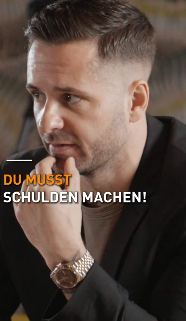 „Mach keine Schulden."Das ist der teuerste Rat den du je bekommen hast.Es gibt schlechte Schulden – Konsumkredit, Autokredit, Kreditkarte.
Und es gibt gute Schulden – ein Kredit für eine Immobilie die sich selbst abbezahlt.Der Unterschied:Schlechte Schulden: Du zahlst ab.
Gute Schulden: Dein Mieter zahlt ab.Und selbst im schlechtesten Fall – Immobilie steigt null Prozent in zehn Jahren – hast du am Ende das, was dein Mieter dir abgezahlt hat.30.000 €. 40.000 €. 50.000 €. Eigenkapital.
Ohne dass du einen Cent dafür gearbeitet hast.Und dann kommen noch zwei dazu:
Die Inflation entwertet deinen Kredit.
Das Finanzamt hilft beim Abzahlen.Drei zahlen. Einer baut Vermögen auf.
Du.👇 Kommentiere „START" – kostenlose Erstberatung bei Wohnwert.