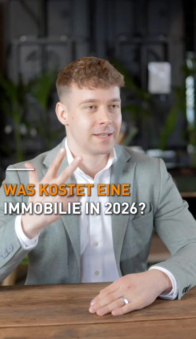 Die häufigste Frage die ich bekomme:„Was kostet mich eine Immobilie im Monat wirklich?"Ehrliche Antwort – es gibt drei Szenarien:Szenario 1 – Cashflow positiv:
Nach Miete, Steuervorteilen und Abschreibungen bleibt am Ende des Monats ein Plus.
Das ist unser Ziel bei jedem Wohnwert-Objekt.Szenario 2 – KfW-Projekt:
Etwas höhere Tilgung, KfW-Zuschüsse on top.
Du zahlst vielleicht 100–200 € selbst.
Aber dieses Geld ist nicht weg.
Es landet direkt in der Tilgung – direkt in deinem Vermögen.Szenario 3 – Anfangs leicht negativ:
Manche Objekte kosten am Anfang etwas.
Nach der ersten Mietanpassung in 2–3 Jahren dreht sich das Blatt.
Was heute 150 € kostet, bringt morgen Cashflow.Das Wichtigste:
Geld in Tilgung stecken ist nicht ausgeben.
Es ist investieren.Sparkonto: Kaufkraft verlieren.
Tilgung: Vermögen aufbauen.👇 Kommentiere „START" – wir rechnen deine persönliche Situation kostenlos durch.