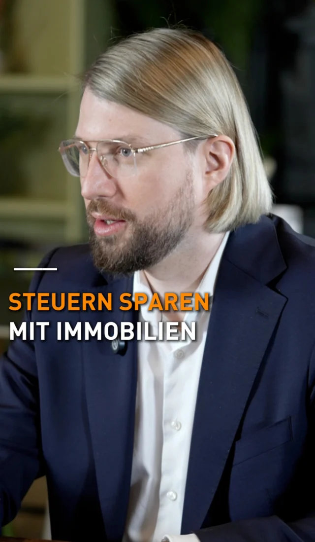 Wie ich mit Immobilien Steuern spare. 🧾

Kurz und ehrlich erklärt.

Ich investiere gezielt in Bestandsimmobilien. Und genau da liegt der Trick: Ich lasse ein Restnutzungsdauer-Gutachten erstellen.

Was das bringt? 👇

Über dieses Gutachten kann ich die Abschreibung erhöhen. Und diese höhere Abschreibung sichert mir aus meinem Bruttoeinkommen ein höheres Nettoeinkommen – also mehr Geld, das tatsächlich bei mir bleibt statt beim Finanzamt.

Und dieses Geld? Das fließt direkt weiter – in noch mehr Immobilien. 🏘️

So entsteht ein Kreislauf: Weniger Steuern → mehr Netto → mehr Objekte → wieder weniger Steuern. Das ist der Unterschied zwischen „Steuern zahlen" und „Steuern arbeiten lassen".

Wichtig: Das ist meine Erfahrung als Investor, keine Steuerberatung – für deine Situation gehört immer ein Steuerberater dazu.

Du willst wissen, wie das bei dir konkret aussehen könnte? Schreib „STEUER" in die Kommentare oder sichere dir dein kostenloses Erstgespräch über den Link in der Bio. 👇

#immobilien #kapitalanlage #steuernsparen #abschreibung #bestandsimmobilien #vermögensaufbau #immobilieninvestment #betongold #finanzielleFreiheit
