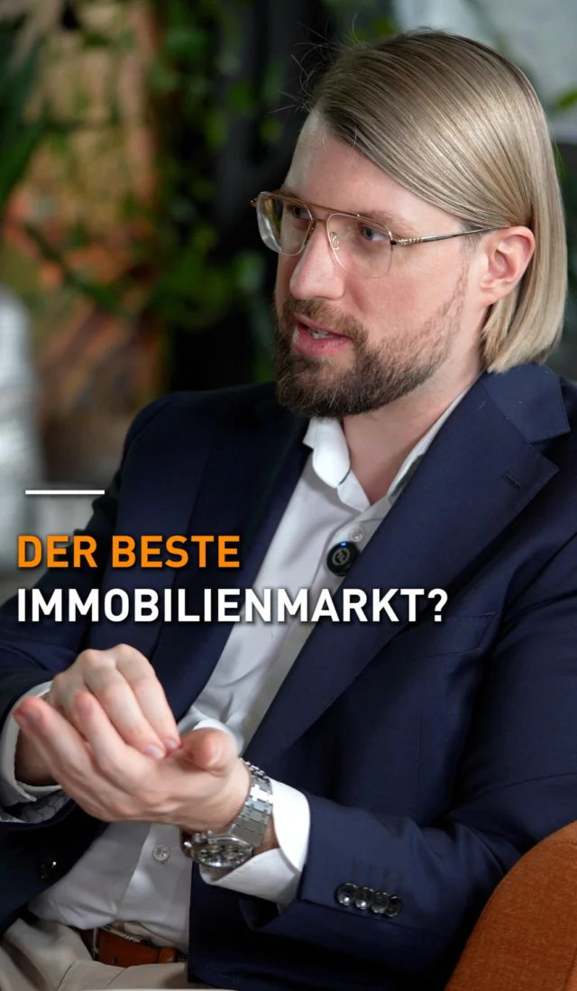 Warum Deutschland einer der interessantesten Immobilienmärkte der Welt ist. 🇩🇪

Nicht wegen der Traumrenditen aus dem Ausland. Sondern wegen einer Sache: Hier kaufst du dir mit nahezu wenig bis keinem Eigenkapital morgen eine Wohnung als Kapitalanlage.

Rechnen wir's mal durch. 🧮

Auslandsimmobilie: Du kaufst für 500.000 € bar. In 5 Jahren verkaufst du für 1 Million. Klingt geil – 100 % Rendite!

„Ist der bescheuert? 100 % sind doch top?" Ja – aber auf dein komplettes Kapital. Du hast ja die vollen 500.000 € reingelegt.

Und jetzt Deutschland: Dieselben 500.000 € Eigenkapital – aber mit Fremdkapitalhebel baust du dir daraus ein Portfolio für 5 Millionen € auf.

Jetzt bekommst du die Wertentwicklung nicht auf deine 500.000 €, sondern auf 5 Millionen €. Schon 2 % im Jahr bedeuten über 5 Jahre rund 500.000 € Wertzuwachs – bei gleichem Einsatz.

Der Unterschied? Ich muss nirgendwo hinfliegen, um mein Geld arbeiten zu lassen. Es passiert direkt vor der Haustür. ✈️❌

Du willst wissen, wie dieser Hebel für dich aussieht? Schreib „HEBEL" in die Kommentare oder hol dir dein kostenloses Erstgespräch über den Link in der Bio. 👇

#immobilien #kapitalanlage #fremdkapital #hebel #vermögensaufbau #immobilieninvestment #betongold #finanzielleFreiheit #immobilien2026