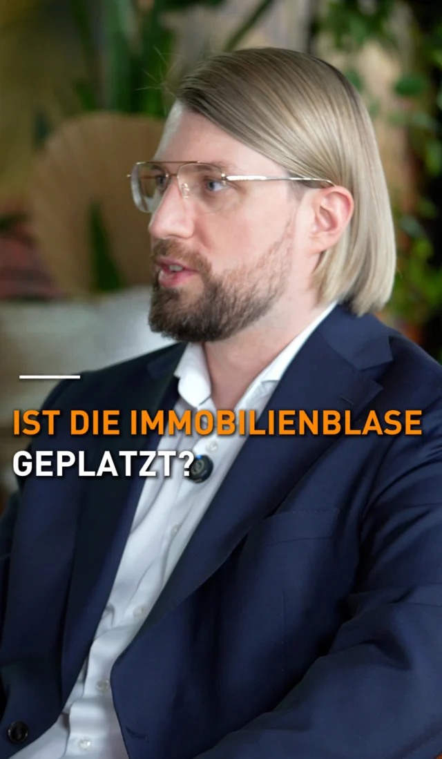 Immobilienmarkt 2026 – was jetzt anders ist als vor 5 Jahren. 🏘️

Zwei Dinge haben alles verändert:

1. Das Zinsumfeld. Die Zinsen sind quasi über Nacht explodiert. Die ganze Branche stand unter Schock – überall dieselbe Frage: Bricht jetzt der Markt ein? Platzt die Blase? Halbieren sich die Preise?

2. Die Unsicherheit. Wirtschaftlich, politisch – und Kriege fast vor der Haustür. Eine Verunsicherung auf die nächste. Viele wissen damit schlicht nicht umzugehen.

Meine Sicht als Profi-Investor: In der Krise liegt immer die Chance. Und genau das sehen wir gerade am Immobilienmarkt. 👇

Während die einen abwarten, positionieren sich die anderen. Bestandsimmobilien mit echtem Cashflow ab Tag 1 – das ist gerade der Weg.

Du willst wissen, wie das konkret aussieht? Schreib mir „MARKT" in die Kommentare oder sichere dir ein kostenloses Erstgespräch über den Link in der Bio.

#immobilien #kapitalanlage #immobilieninvestment #vermögensaufbau #immobilien2026 #betongold #cashflow #finanzielleFreiheit